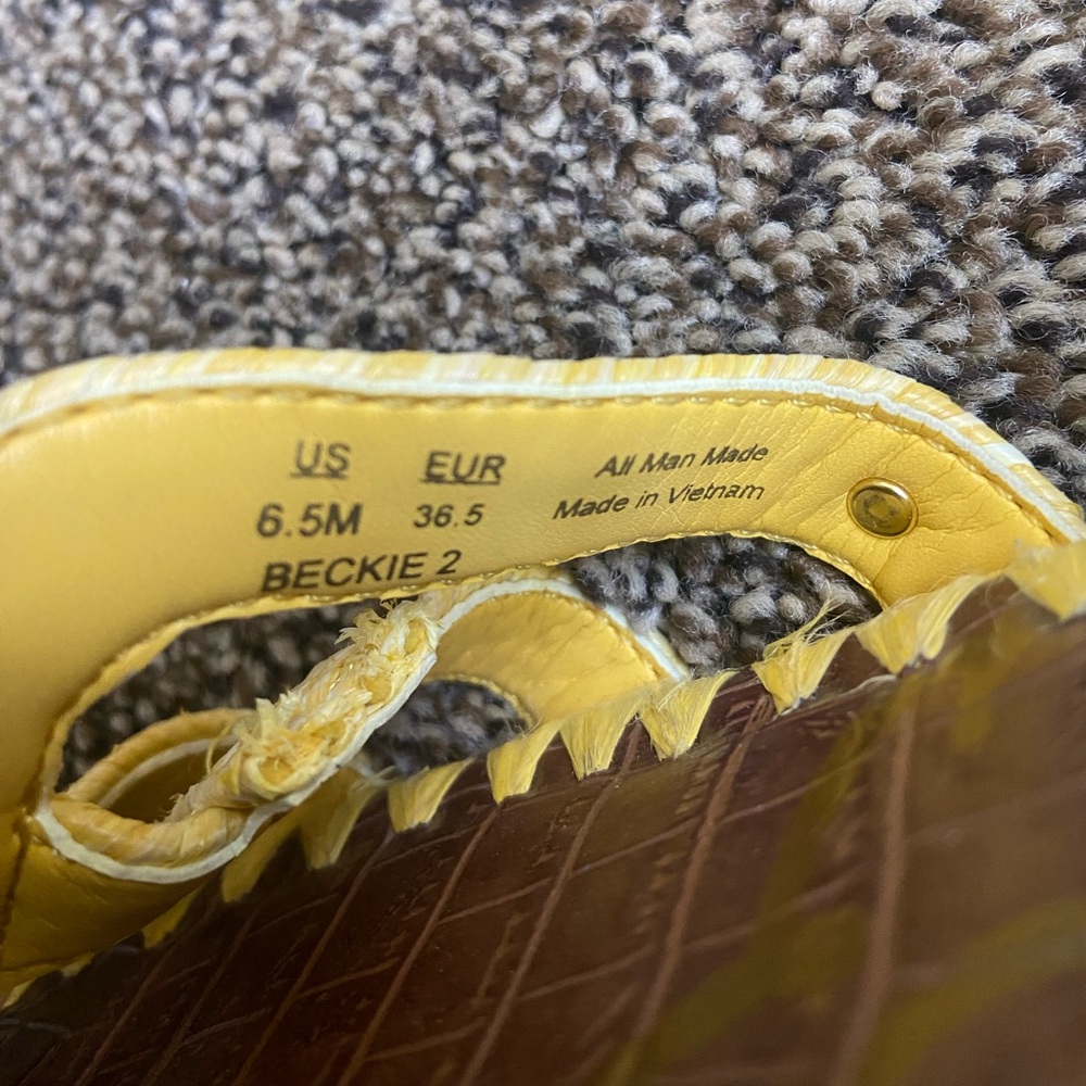 Sam Edelman Beckie 2 Yellow Slide Sandals 6.5 - Picture 7 of 7